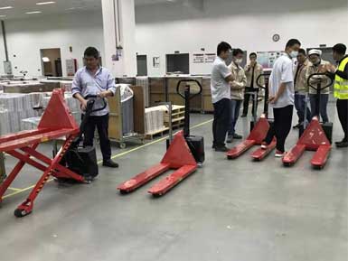 電動(dòng)高升程搬運(yùn)車交付使用，感謝廠家羅總親自跟客戶講解操作方法！